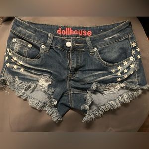 Short distressed shorts